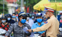 Từ s&#225;ng 8/9, người ra v&#224;o v&#249;ng 1 ở H&#224; Nội bắt buộc phải c&#243; giấy đi đường mới