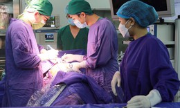 Ho ra m&#225;u k&#233;o d&#224;i, người đ&#224;n &#244;ng được cứu sống nhờ phẫu thuật nội soi cắt phổi tr&#225;i