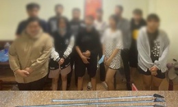 Sản xuất hung kh&#237; nguy hiểm, nh&#243;m thanh ni&#234;n phải &quot;l&#234;n phường&quot;