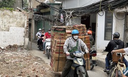 Hà Nội: Cáp viễn thông chằng chịt trên đầu khiến người đi đường 'thót tim'