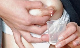 Cách vắt sữa đúng nhất cho bà mẹ sau sinh