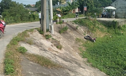 Va chạm với xe tải, 3 người trong c&#249;ng gia đ&#236;nh tử vong