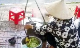 Người b&#225;n h&#224;ng rong vụ &quot;đổ thức ăn thừa v&#224;o nồi để b&#225;n tiếp&quot; bị phạt 2,5 triệu đồng