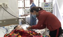 Mẹ mắc u tuyến gi&#225;p kh&#244;ng d&#225;m điều trị, d&#224;nh tiền chạy chữa cho con trai đang nguy kịch v&#236; bệnh nặng