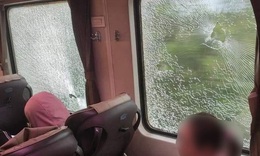 T&#236;m ra nh&#243;m học sinh n&#233;m đ&#225; v&#224;o t&#224;u hỏa đang chạy khiến h&#224;ng trăm h&#224;nh kh&#225;ch hoảng loạn
