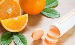 Thực hư uống vitamin C, nước quả c&#243; m&#250;i, nước dừa l&#224;m bệnh COVID-19 l&#226;u khỏi