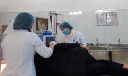 Uốn v&#225;n nguy kịch v&#236; giẫm phải đinh m&#224; kh&#244;ng chịu đi kh&#225;m