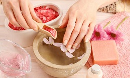 M&#243;ng tay b&#243;ng khỏe v&#224; hồng h&#224;o nhờ... spa tại nh&#224;