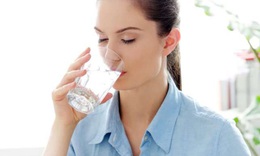 
C&#243; phải ai cũng cần uống khoảng 2 l&#237;t nước mỗi ng&#224;y?