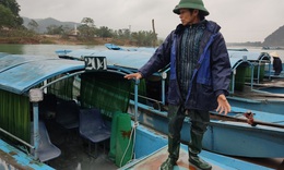 Những &#39;ng&#224;y kh&#243;&#39; của phu thuyền l&#224;ng Na tr&#234;n s&#244;ng Son