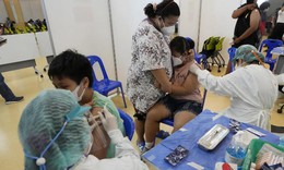 Làm gì khi trẻ gặp phản ứng sau tiêm vaccine COVID-19?