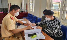 Chưa đủ 18 tuổi vẫn l&#225;i m&#244; t&#244; lạng l&#225;ch, đ&#225;nh v&#245;ng, phạt 6 triệu đồng