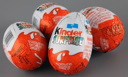 Y&#234;u cầu r&#224; so&#225;t, lấy mẫu kiểm nghiệm kẹo trứng Kinder Surprise