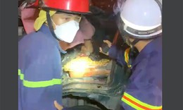 Cắt cabin &#244; t&#244; cứu 3 nạn nh&#226;n l&#250;c rạng s&#225;ng