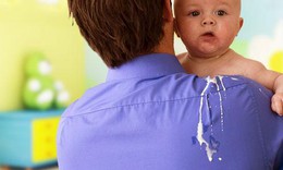 Trẻ bị n&#244;n v&#224; ti&#234;u chảy m&#224; cứ l&#224;m theo c&#225;ch n&#224;y chỉ khiến con m&#227;i kh&#244;ng hết bệnh