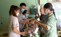 H&#224;ng trăm người d&#226;n được kh&#225;m bệnh, cấp thuốc miễn ph&#237;