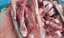 Sườn que si&#234;u rẻ, gi&#225; 35.000 đồng/kg tr&#224;n ngập thị trường