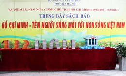 H&#224; Nội trưng b&#224;y s&#225;ch, b&#225;o &#39;Hồ Ch&#237; Minh - T&#234;n Người s&#225;ng m&#227;i với non s&#244;ng Việt Nam&#39;