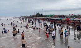 Trời trở lạnh, người d&#226;n vẫn &#249;n &#249;n đổ xuống tắm biển 