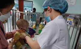 Trẻ ho, sốt k&#233;o d&#224;i cha mẹ cần l&#224;m g&#236;?