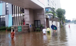 H&#224; Nội: Mưa ngập đến nửa m&#233;t, học sinh xắn quần lội nước đến trường