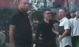 Vụ 2 g&#227; đ&#224;n &#244;ng đ&#225;nh nữ t&#224;i xế sau va chạm: Nạn nh&#226;n kh&#244;ng h&#242;a giải, chuyển hồ sơ l&#234;n c&#244;ng an quận