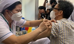 Ph&#243; Thủ tướng Vũ Đức Đam, Thứ trưởng Đỗ Xu&#226;n Tuy&#234;n ti&#234;m mũi 4 vaccine COVID-19 tại TP.HCM