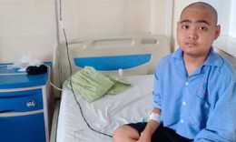Thiếu vắng t&#236;nh mẹ, đứa trẻ lay lắt c&#249;ng bố chiến đấu với căn bệnh ung thư