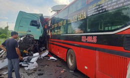 Xe khách 'tông' trực diện xe đầu kéo, 8 người thương vong