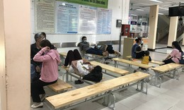 Nắng nóng gay gắt, người bệnh, người nhà mệt mỏi trong bệnh viện