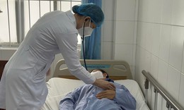 Hy hữu: H&#224;m răng giả cắm ngang thực quản bệnh nh&#226;n