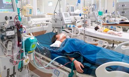 Bé trai Hà Nội đuối nước khi chơi ở bể bơi cùng gia đình