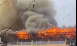 H&#224; Nội: Lửa ch&#225;y ng&#249;n ngụt tại văn ph&#242;ng c&#244;ng ty tr&#234;n đường Trường Chinh