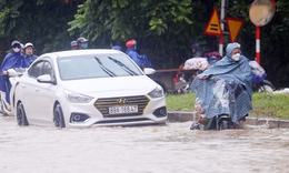 H&#224; Nội khắp nơi ngập trắng, 7 giờ đi l&#224;m 10 giờ chưa đến được cơ quan