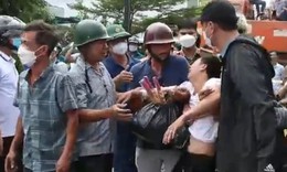Người chồng kh&#243;c thảm thiết khi t&#236;m thấy thi thể 3 mẹ con trong căn nh&#224; ch&#225;y ở Ninh Thuận