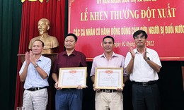 Khen thưởng b&#237; thư phường cứu nhiều trẻ đuối nước ở biển Cửa L&#242;