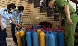 Thu giữ lượng lớn &#39;kh&#237; cười&#39; tr&#234;n địa b&#224;n T&#226;y Hồ, H&#224; Nội