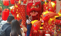 Đường phố Hà Nội rực rỡ sắc màu Trung thu, khách mạnh tay chi tiền ‘sống ảo’