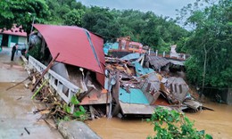 Hai người bị thương, h&#224;ng chục nh&#224; đổ sập v&#236; mưa lũ ở H&#224; Giang