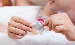 Sử dụng đúng cách bao cao su để phòng tránh HIV hiệu quả