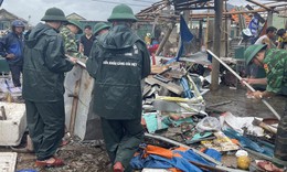 &#39;Kh&#250;c ruột&#39; miền Trung hoang t&#224;n sau b&#227;o, người d&#226;n đau đớn nh&#236;n t&#224;i sản bị cuốn bay