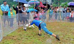 Cười vỡ bụng với trai bản bịt mắt đi bắt vịt