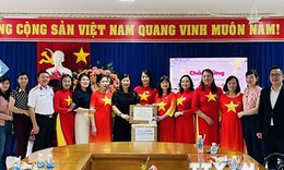 B&#224; con kiều b&#224;o tặng qu&#224; huyện đảo Trường Sa nh&#226;n dịp Tết Qu&#253; M&#227;o