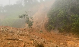 Mưa lũ miền Trung: Thuỷ điện tăng lưu lượng điều tiết nước, đường Hồ Ch&#237; Minh sạt lở nghi&#234;m trọng