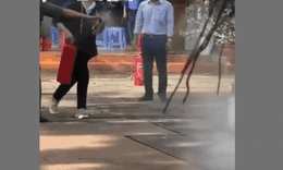Video nữ sinh xịt b&#236;nh chữa ch&#225;y rồi &#39;tạo d&#225;ng trong l&#224;n kh&#243;i&#39;