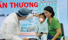 Bị đũa xuy&#234;n v&#224;o mũi b&#233; trai 3 tuổi tự r&#250;t ra