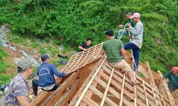 Th&#244;ng đường, c&#225;c lực lượng khẩn trương mang nhu yếu phẩm gi&#250;p d&#226;n bị c&#244; lập nhiều ng&#224;y