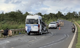 Xe kh&#225;ch va chạm xe tải ở Đắk Lắk, 13 người thương vong