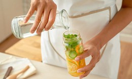 5 c&#244;ng thức nước detox gi&#250;p giảm c&#226;n, đốt ch&#225;y mỡ thừa