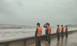 Cứu hộ hai ngư d&#226;n tr&#244;i dạt tr&#234;n biển